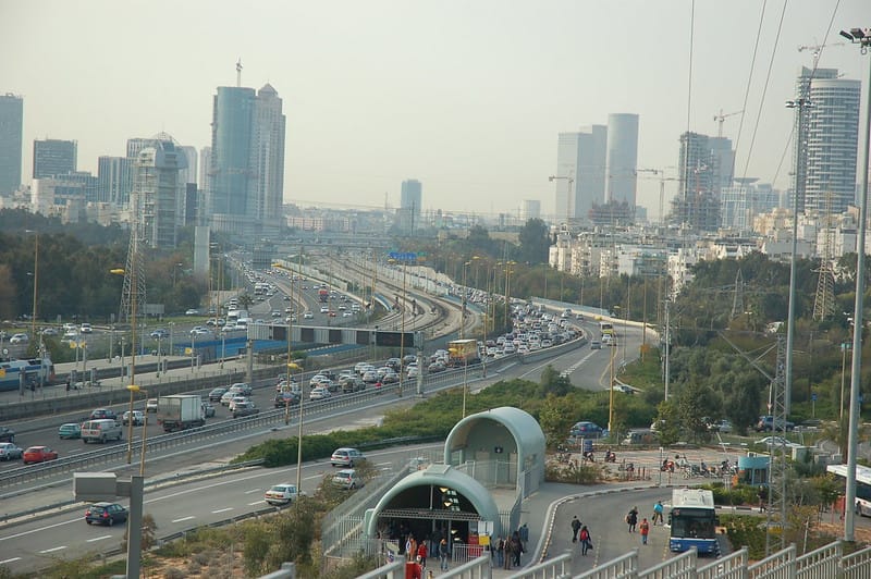Tay súng xả đạn từ xe vào 3 địa điểm ở Israel, 1 người chết và 5 bị thương