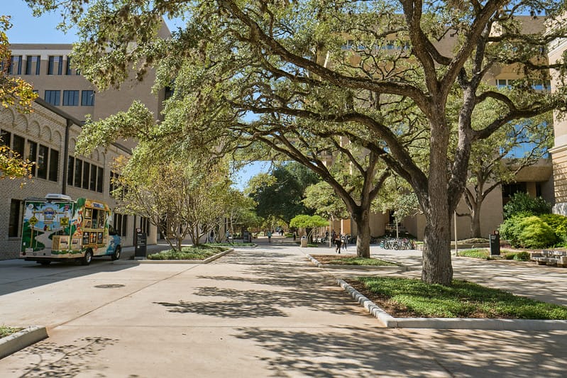 Giảng viên Texas A&M kiện trường vì cấm dạy chủng tộc, giới tính