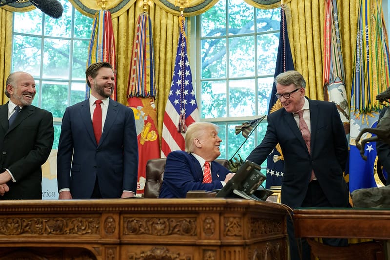 Tổng thống Trump áp thuế 100% lên drone Trung Quốc nhập khẩu