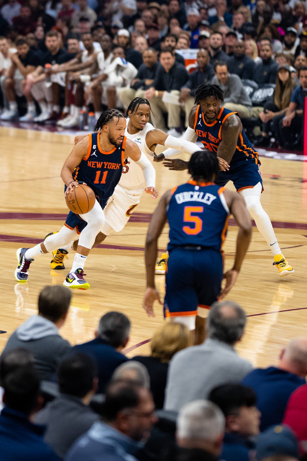 Brunson ghi 28,2 điểm/trận playoff, bác bỏ mác 'flopper' bằng con số