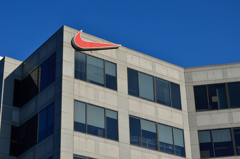 Nike (NKE) vượt EPS quý 1 nhưng dự báo doanh thu giảm, cổ phiếu mất 3%