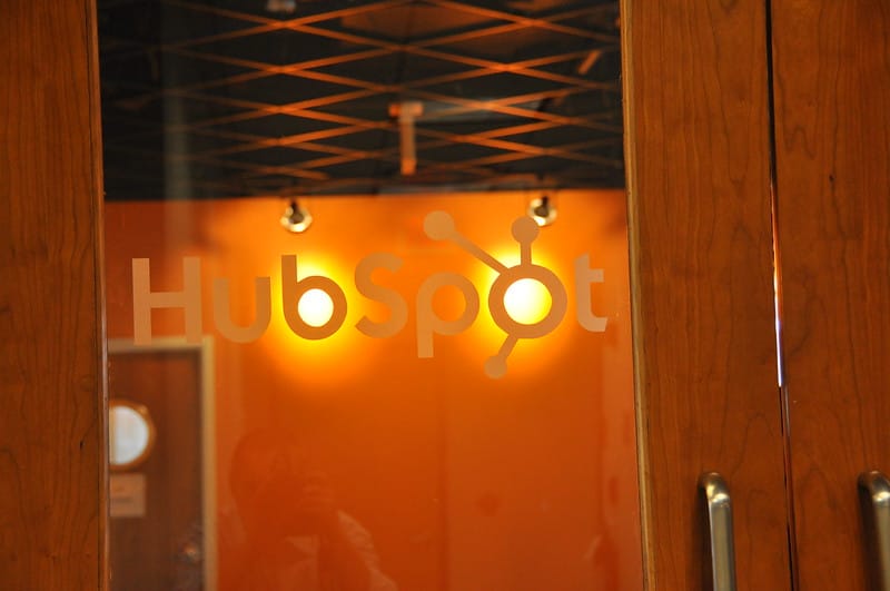 HubSpot lao dốc 20%, Dow Jones lập đỉnh mới giữa cơn sốt lợi suất trái phiếu