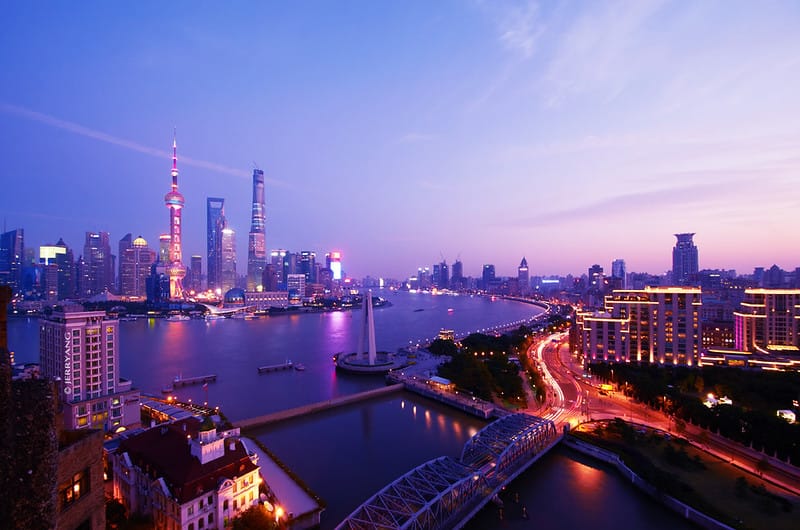 Doanh số bán lẻ Trung Quốc giảm lần đầu kể từ 2022, đầu tư bất động sản lao dốc 16,2%