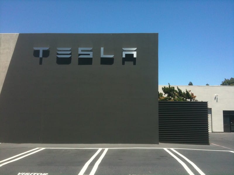 Phố Wall: Tesla (TSLA) hướng tới sáp nhập SpaceX, JPMorgan nâng IBM lên overweight
