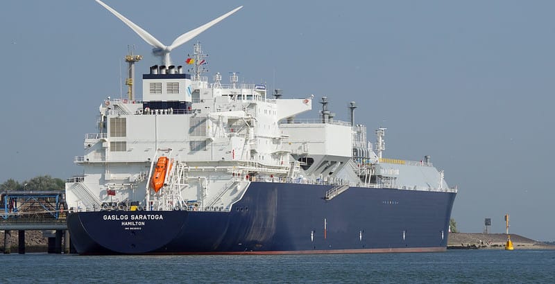 Tàu chở LNG của Qatar trúng đạn bí ẩn tại eo biển Hormuz, dầu Brent vượt 90 USD