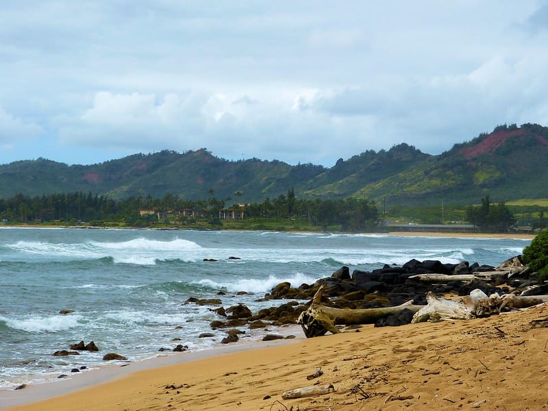 Bão Lowell cấp 3 áp sát Hawaii, Kauai ban bố cảnh báo bão khẩn