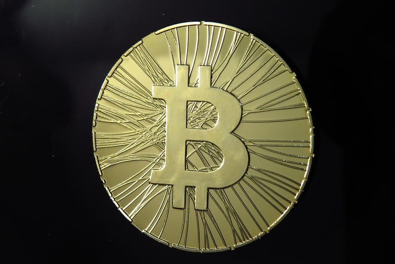 Bitcoin tăng 4,6%, vàng vọt 7,5% sau cú sốc mất 23.000 việc làm