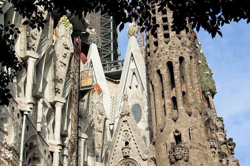 Giáo hoàng Leo XIV làm phép Sagrada Familia nhân 100 năm ngày mất Gaudí