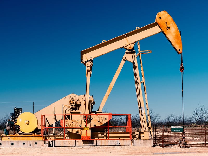 Dầu WTI, Brent tăng hơn 20% trong tháng 7, S&P 500 giảm điểm