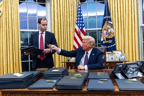 Tổng thống Trump ký 2 sắc lệnh mới siết quyền công dân bẩm sinh