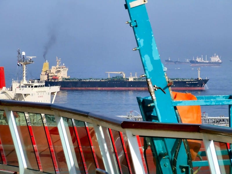 Tàu UAE trúng tên lửa Iran, Mỹ - Iran căng thẳng Hormuz leo thang