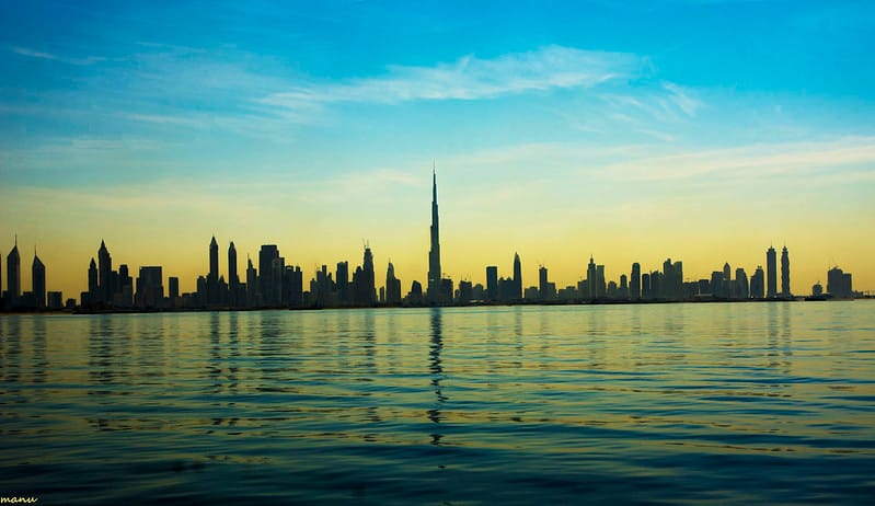 UAE đình chỉ thương mại, tài chính với Iran sau vụ phóng tên lửa