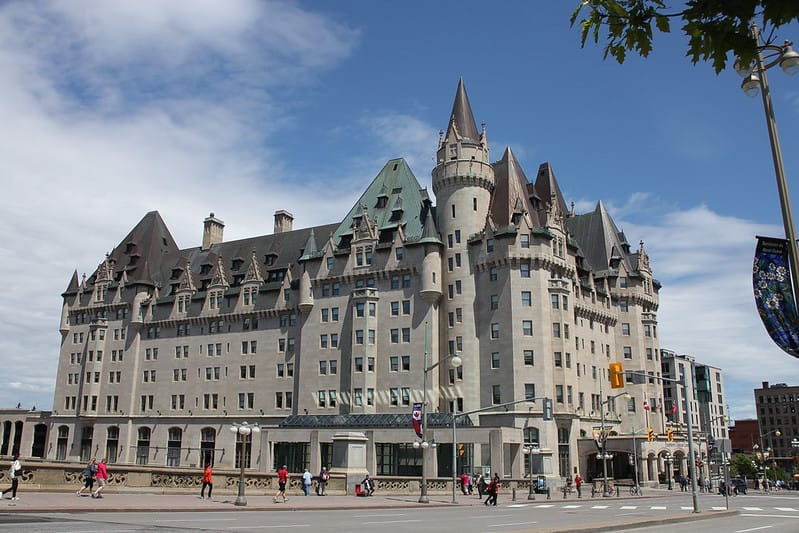 Lạm phát Canada vọt lên 3,2%, cao nhất hơn 2 năm vì giá xăng tăng 33%