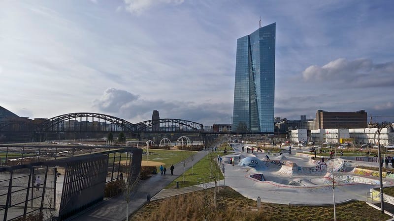 Doanh số bán lẻ Eurozone bất ngờ giảm 0,3% trong tháng 6
