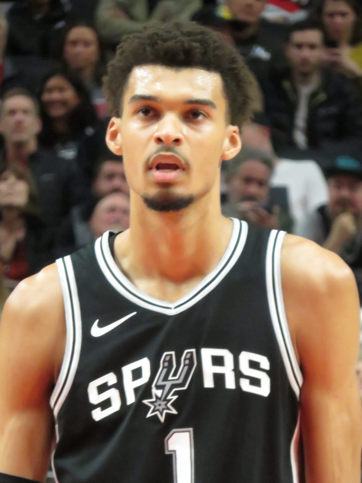 Wembanyama rời sân vì chấn động não, Spurs thua ngược Trail Blazers 103-106