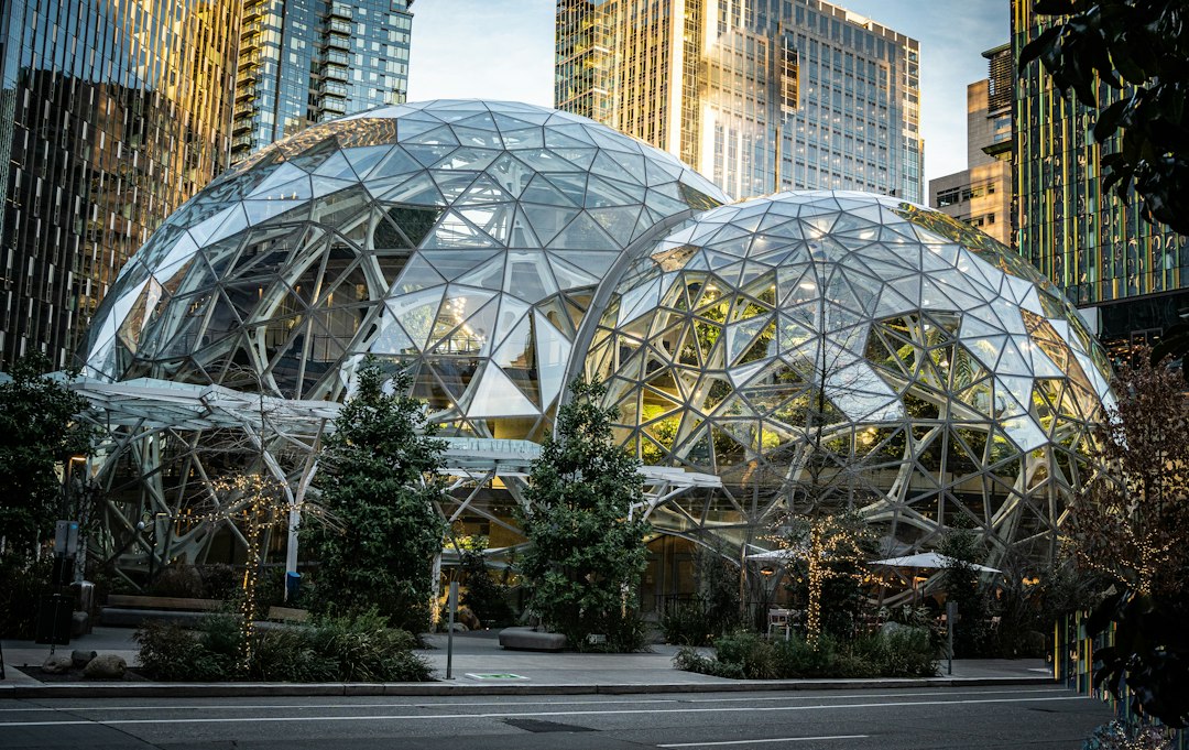 Amazon (AMZN) giành độc quyền phát sóng Emmy trên Prime Video từ 2027