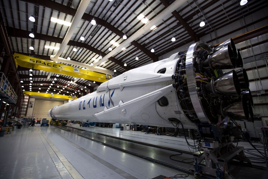 AT&T, Verizon, T-Mobile giảm 4% khi SpaceX đàm phán thuê 80.000 trụ viễn thông