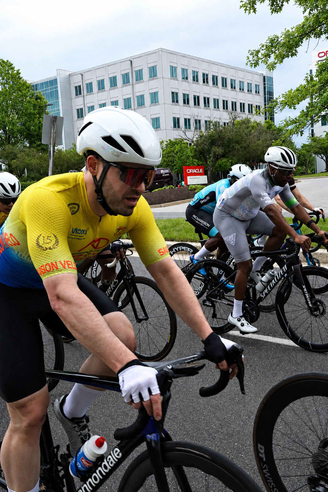 Jacob Mason đồng đội Saigon Velo trong đường đua Carl Dolan