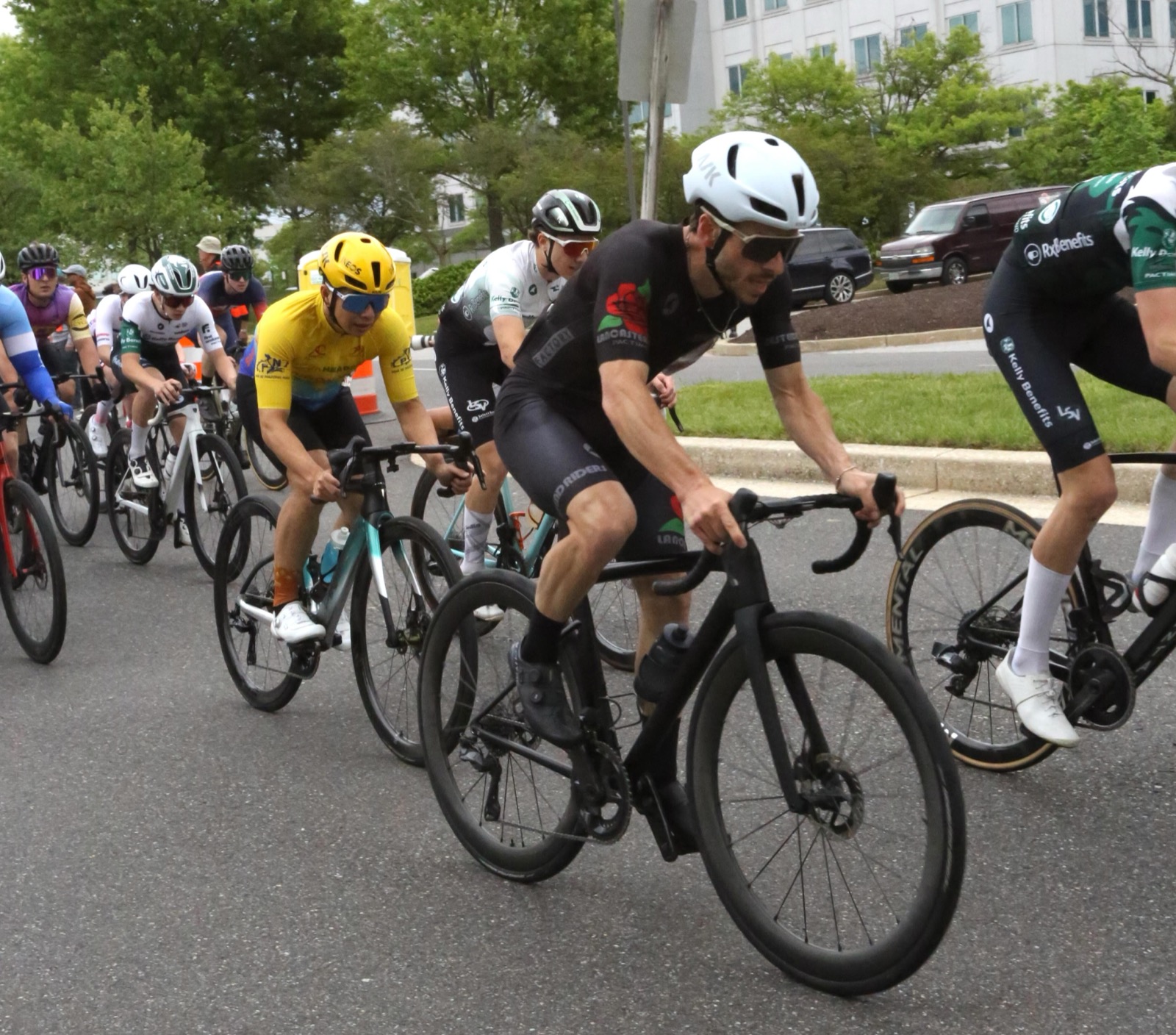 Bảo Long Thái trong áo vàng Saigon Velo giữa peloton