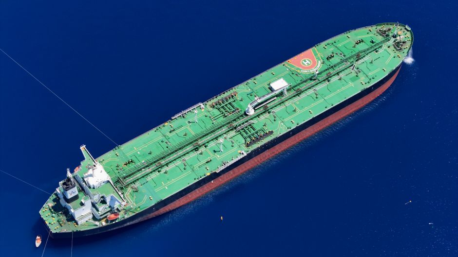 Dầu Brent vượt 110 USD/thùng khi Iran dọa đáp trả, tàu hàng bị tấn công