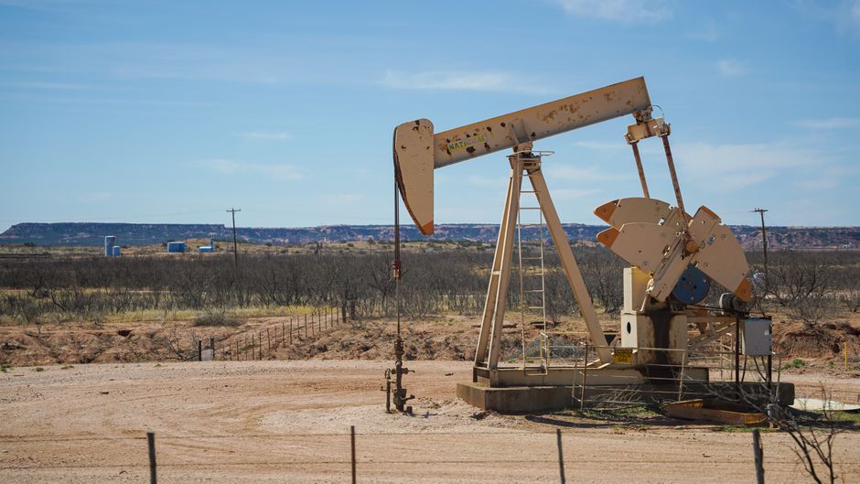 Dầu Brent vọt 4,4% lên 102,31 USD/thùng khi Mỹ điều thêm tàu sân bay
