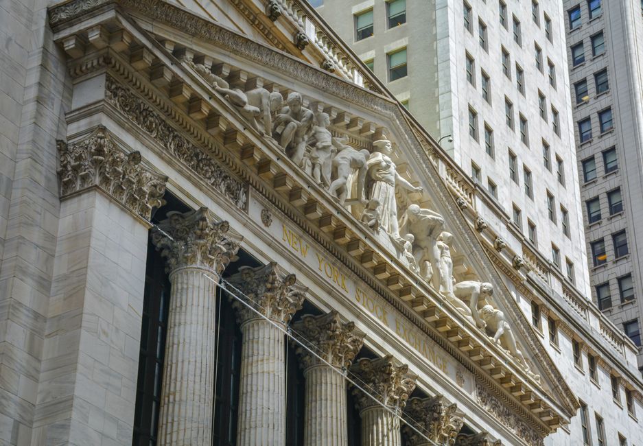 Dow Jones mất 515 điểm, dầu WTI vượt 100 USD/thùng vì căng thẳng Mỹ-Iran