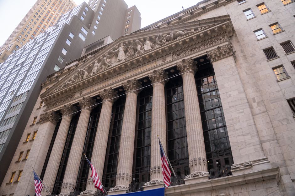 Dow Jones tăng 0,38% còn Nasdaq giảm 0,44% khi cổ phiếu chip nhớ bị bán
