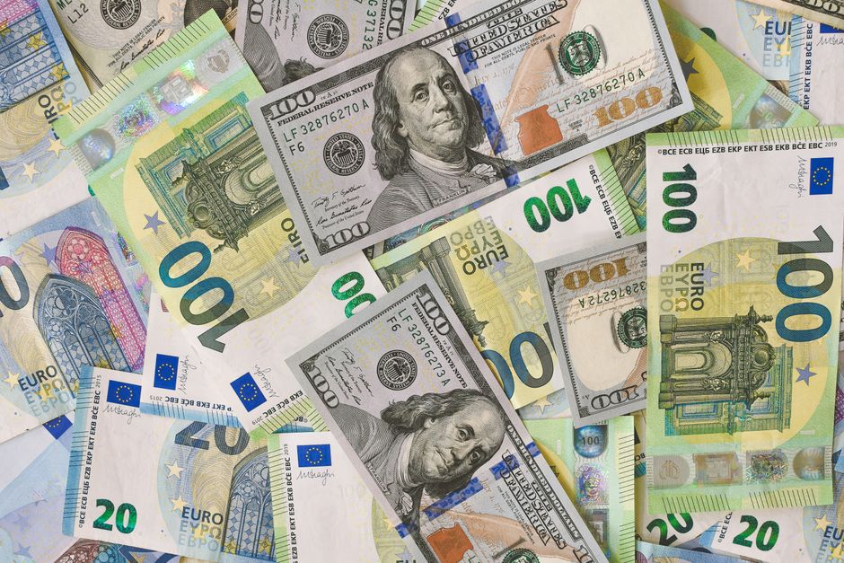 Euro xuống đáy 17 tháng so với USD, giảm 0,6% vì rủi ro Pháp và Tây Ban Nha