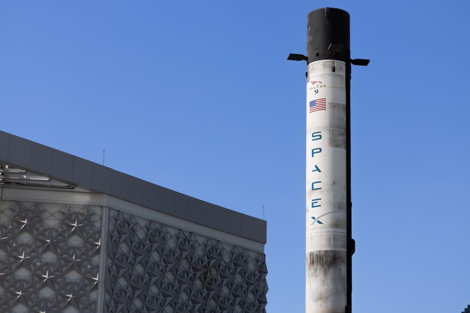 FCC đấu giá 25MHz băng tần vệ tinh, Amazon (AMZN) và SpaceX hưởng lợi
