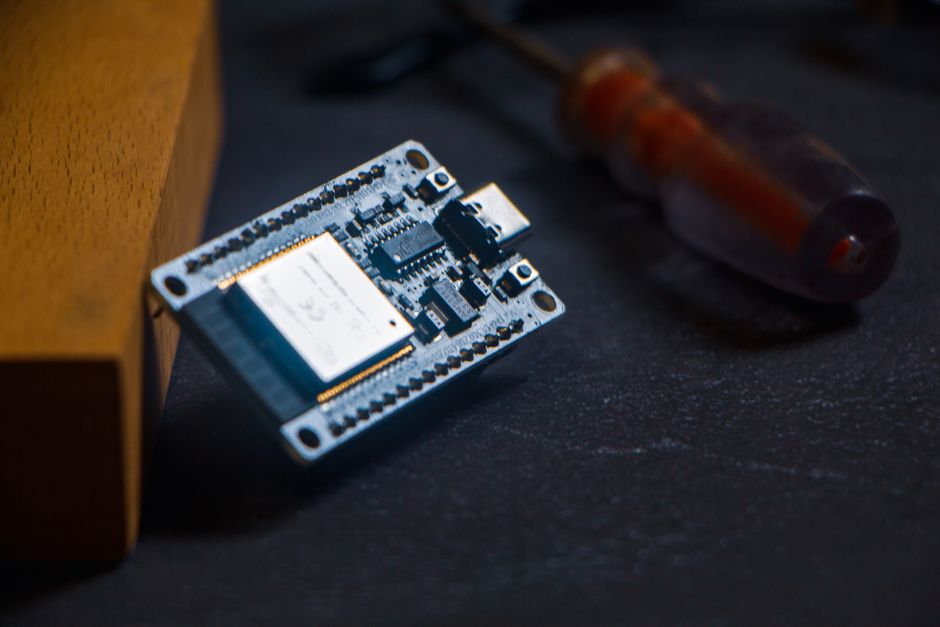 Grokking: Meta mở Muse cho phần cứng tự chế, nhưng chip ESP32 chạy firmware ra sao?