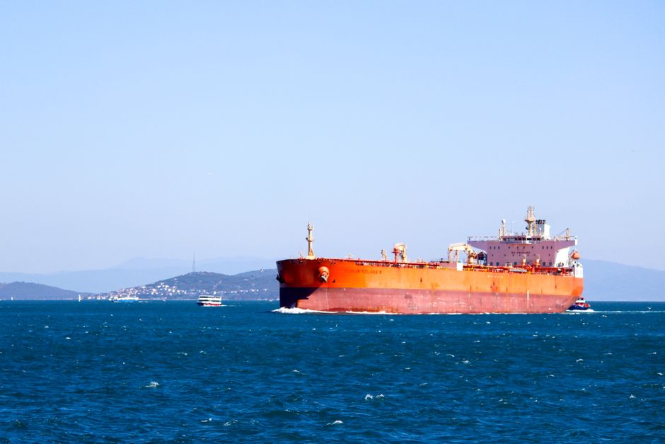 Eo biển Hormuz: tàu Singapore bị đánh chìm, lượt qua lại giảm còn 131
