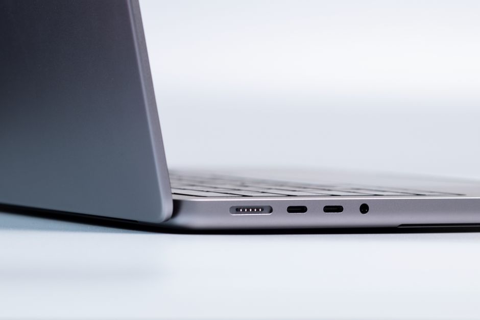 Apple ra mắt MacBook Pro 14 inch chip M6, AI chạy ngay trên máy