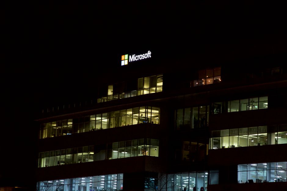 Microsoft (MSFT) vượt kỳ vọng quý I, Azure đạt 33,17 tỷ USD, cổ phiếu tăng 5%