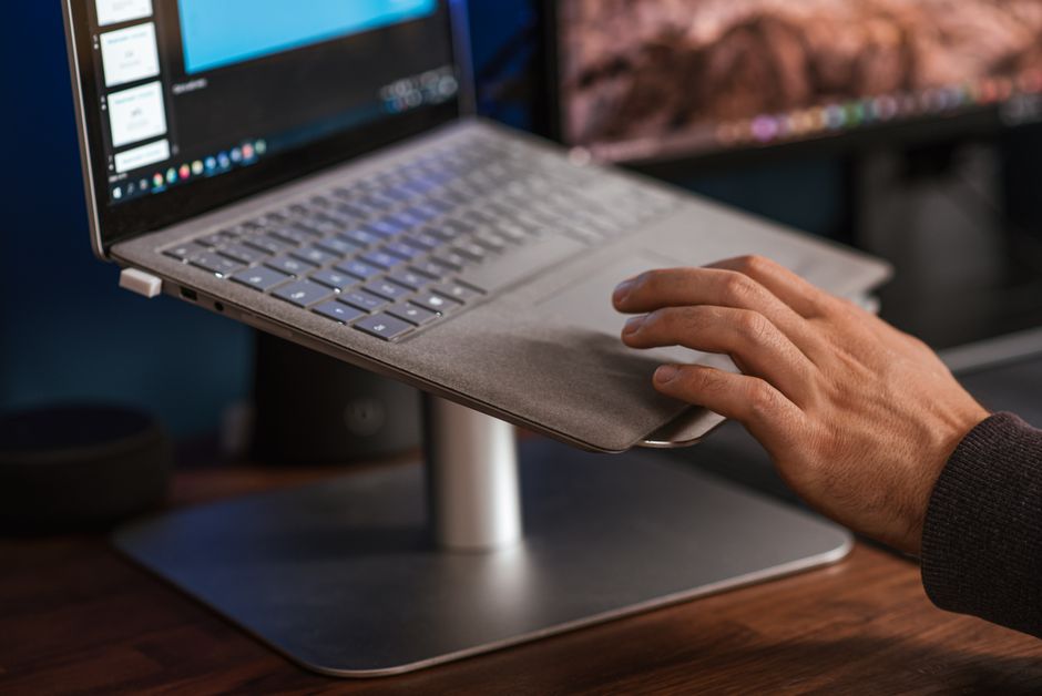 Microsoft (MSFT) mở bán Surface Laptop Ultra 2.599 USD dùng chip Nvidia