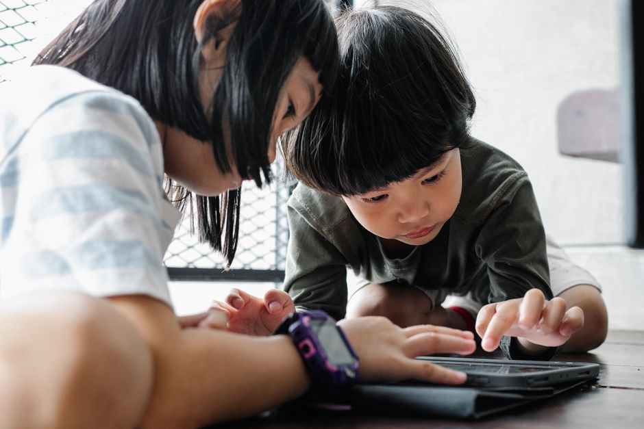 Nghiên cứu Phần Lan: trẻ dùng màn hình nhiều lại tư duy tốt hơn