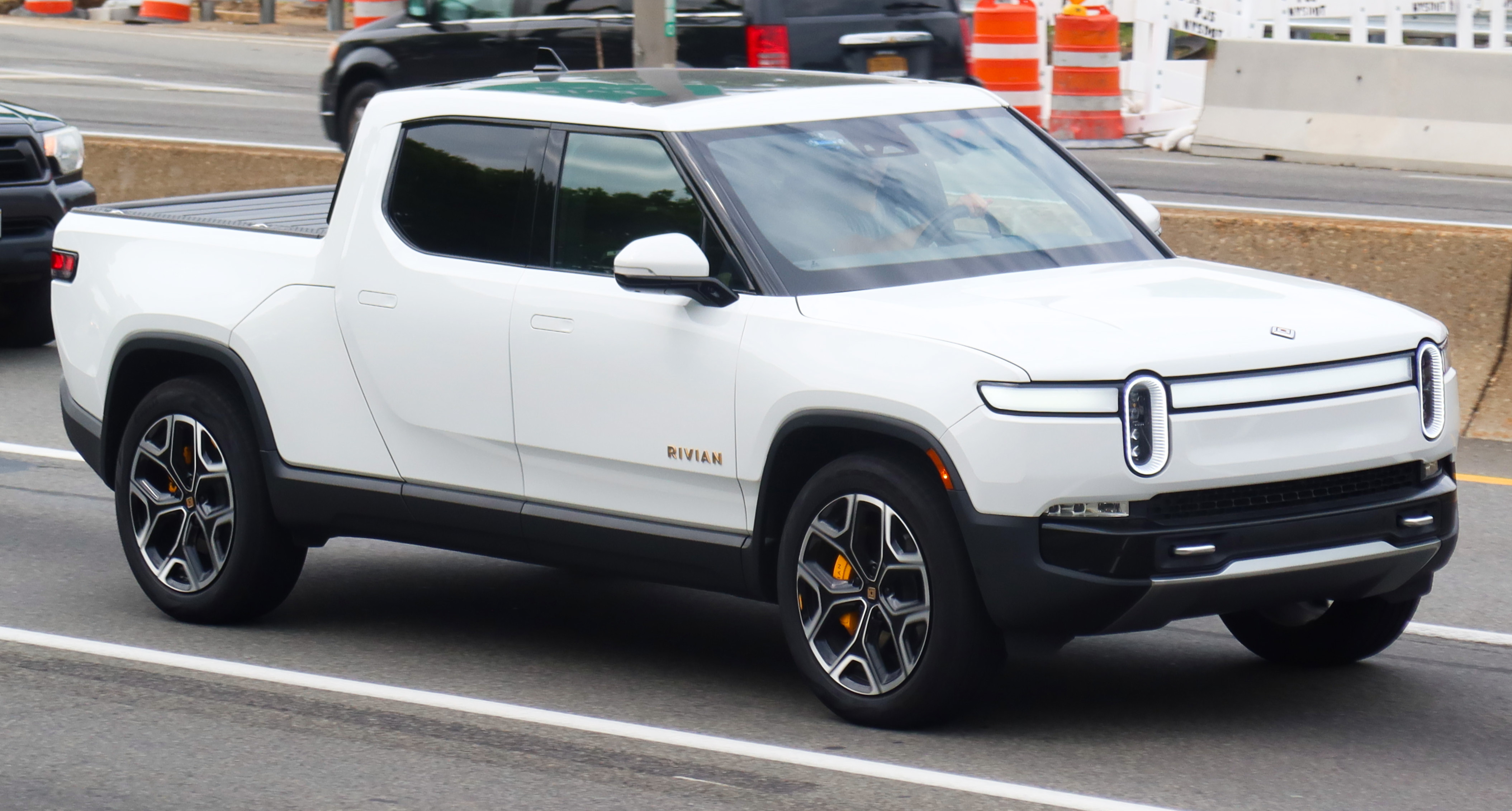 Rivian (RIVN) giao 19.248 xe quý 3, tăng 46% và vượt dự báo