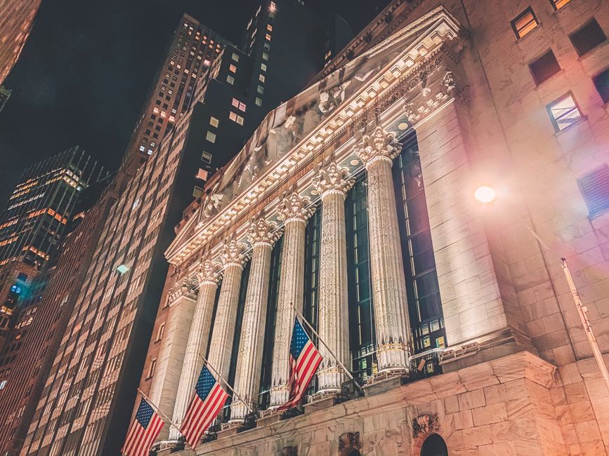 S&P 500 lập đỉnh mới 7.844 điểm, đóng cửa trên 7.800 lần đầu