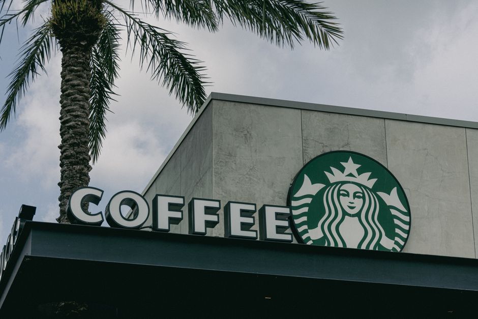 Starbucks (SBUX) bị đồn thâu tóm Chipotle (CMG): CMG tăng 7%, SBUX giảm 4%