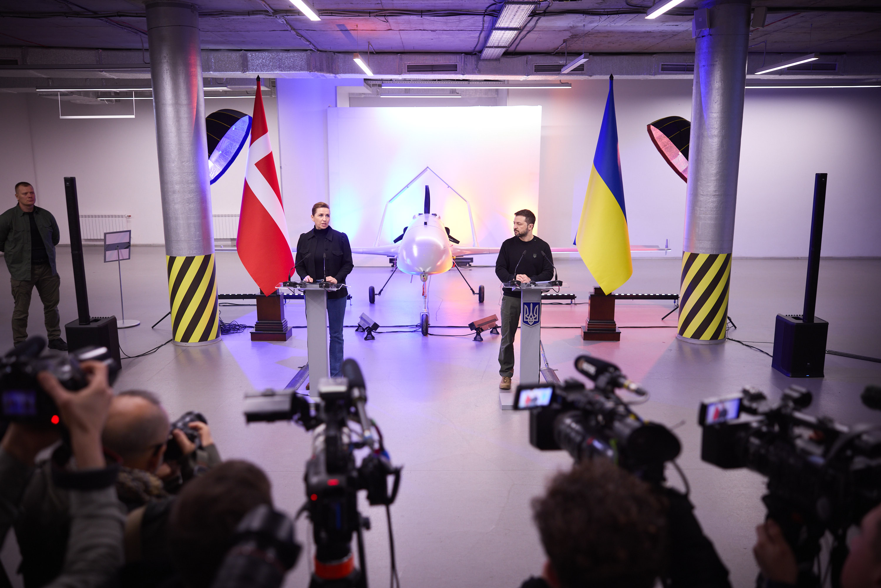 Ukraine phóng hơn 1.000 máy bay không người lái, đánh trúng kho dầu St. Petersburg